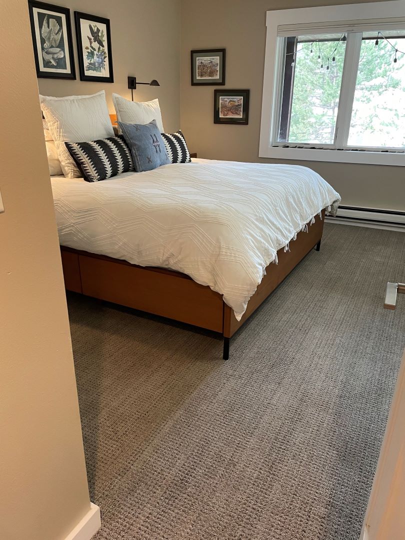 Carpet flooring in bedroom 